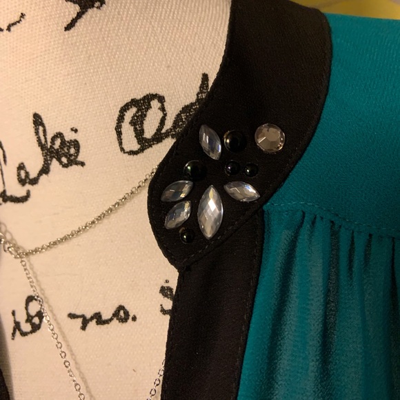 iZ Byer V Neck Tunic Top - Picture 3 of 9